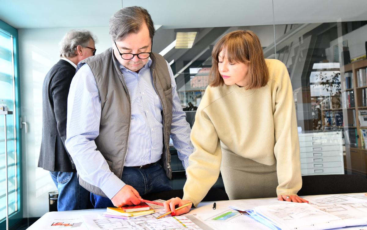 Gert & Johanna Mayr-Keber, Christian Berger telefoniert im Hintergrund